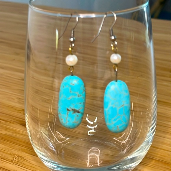 Jewelry - Vintage turquoise (dyed Howlite?) earrings w faux pearl